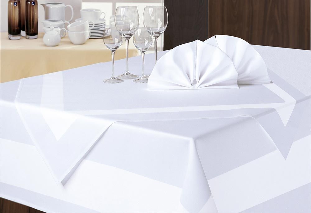 Tischwäsche auf einem Tisch weiß