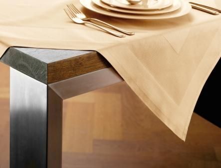 Tischwäsche auf einem Tisch beige