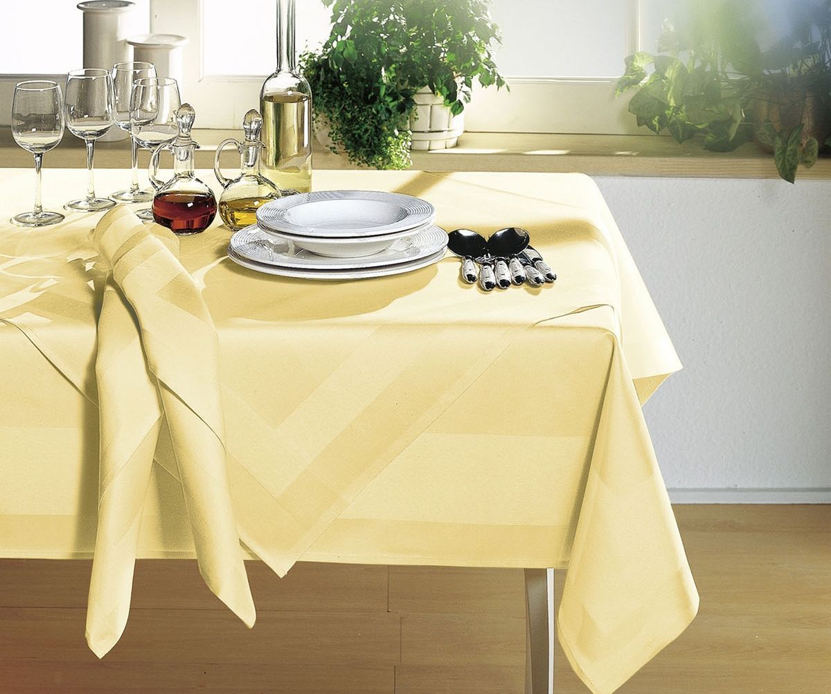Tischwäsche auf einem Tisch gelb