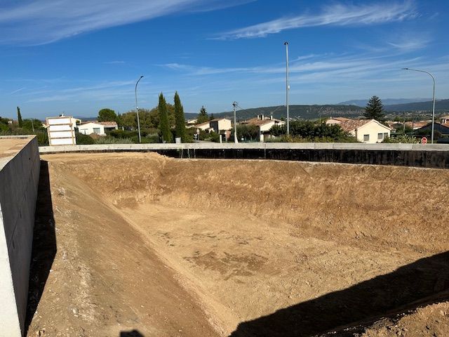 Trou réalisé en vue de travaux de terrassement