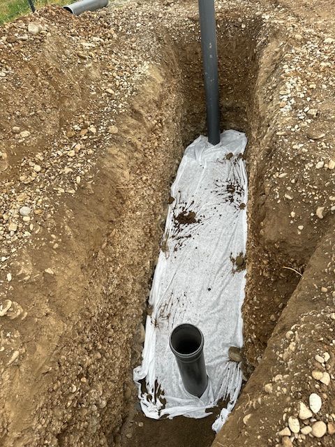 Deux tuyaux en PVC installé à la verticale