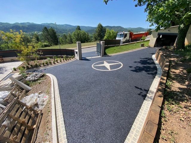 Aménagement d'un chemin en goudron