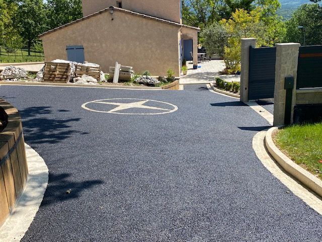 Pose d'un enrobage avec une forme géométrique de couleur beige