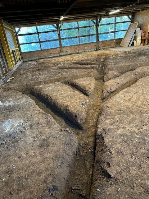 Tranchés réalisées à l'intérieur d'un bâtiment