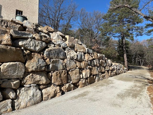 Enrochement près d'un chemin