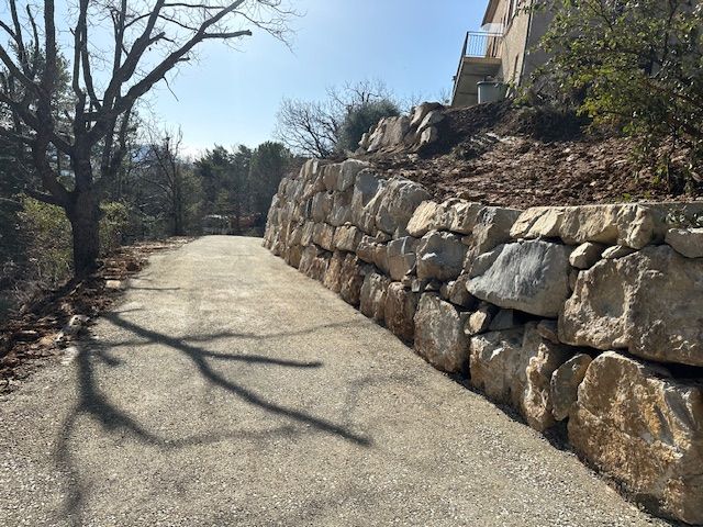 Mur de soutènement proche d'une habitation