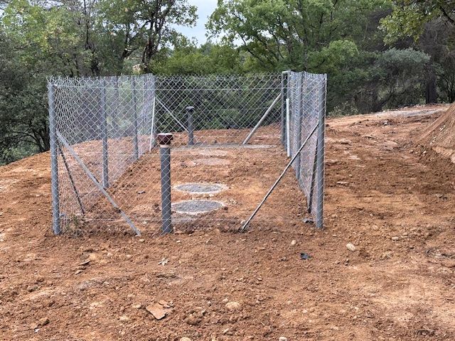 Système d'assainissement entouré d'une clôture