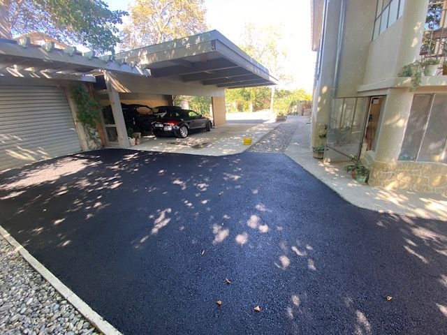 Place goudronnée devant une porte de garage