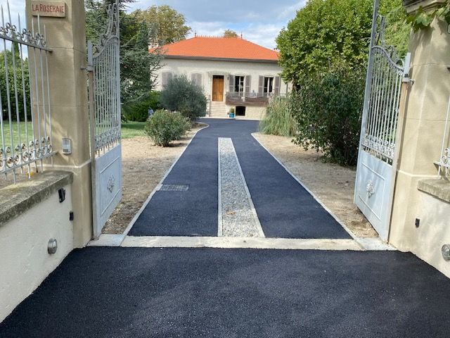 Entrée goudronnée d'une maison