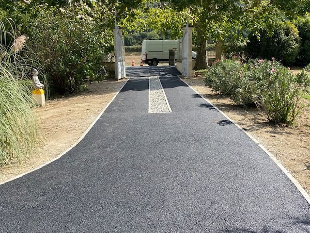Vue d'un chemin d'accès en enrobé