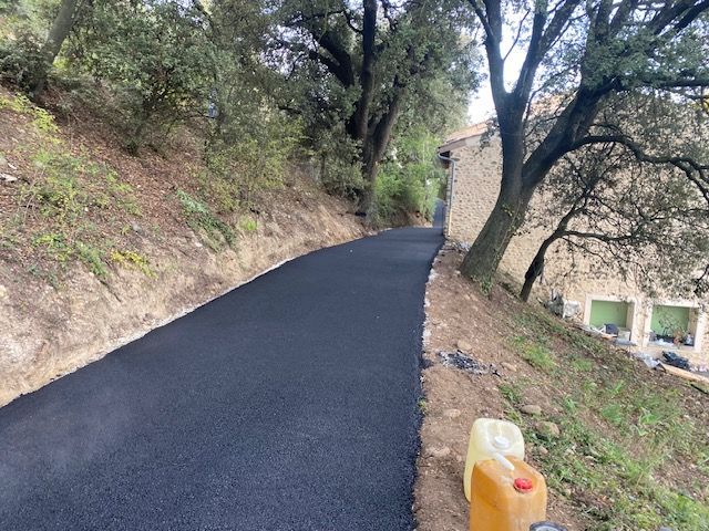 Enrobage d'une route communale