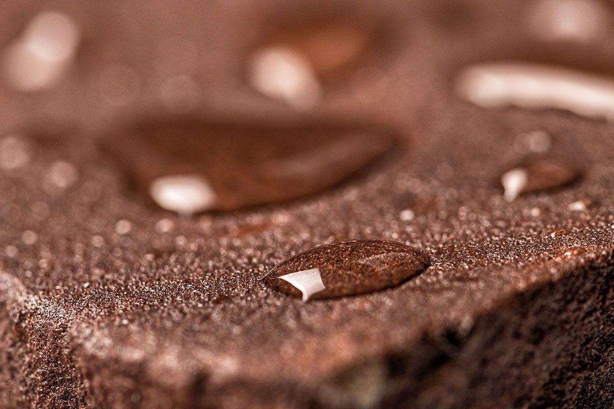 Produit hydrofuge incolore sur une tuile