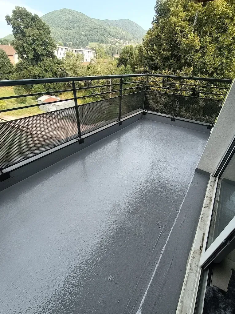 Une terrasse recouverte d'une étanchéité liquide.