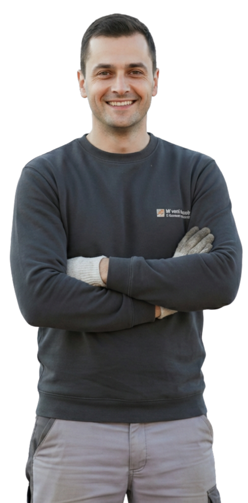 Un artisan souriant.