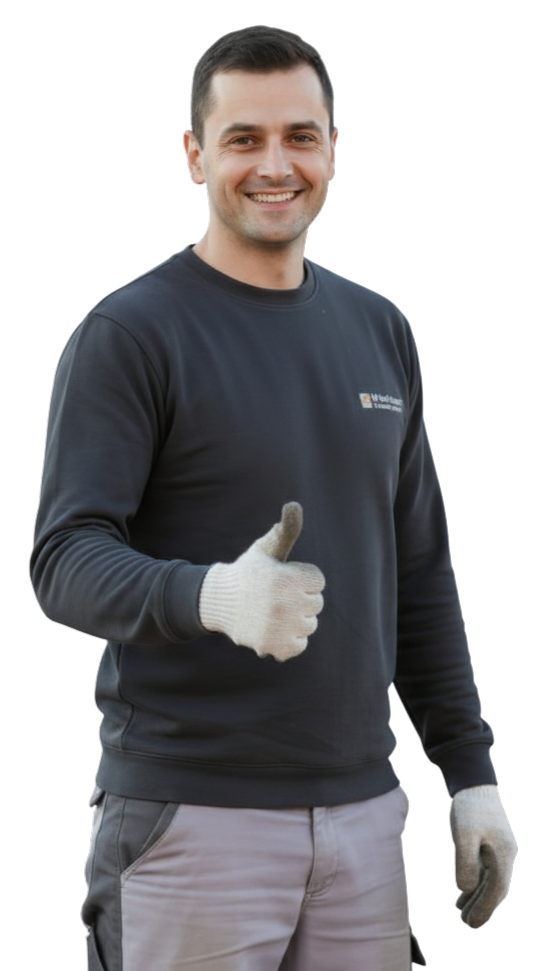 Un artisan souriant avec le pouce levé.