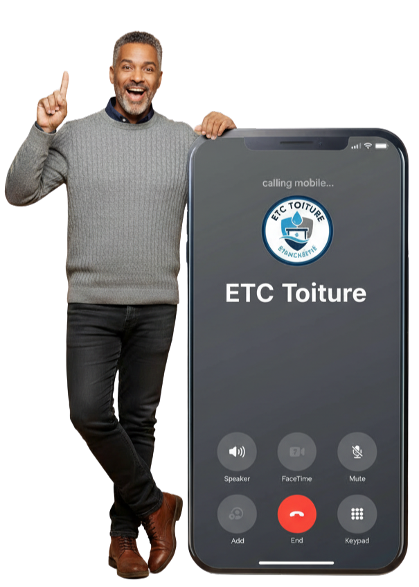 Un homme debout à côté d'un téléphone à taille humaine. Sur l'écran, on voit un appel sortant vers ETC Toiture.