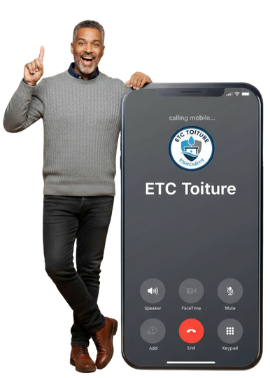 Un homme debout à côté d'un téléphone à taille humaine. Sur l'écran, on voit un appel sortant vers ETC Toiture.