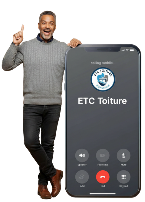 Un homme debout à côté d'un téléphone à taille humaine. Sur l'écran, on voit un appel sortant vers ETC Toiture.