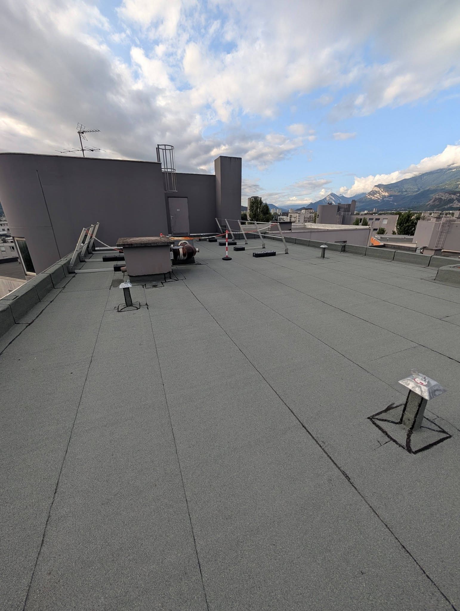 Toit-terrasse d'un bâtiment industriel, avec une membrane d'étanchéité neuve au sol.