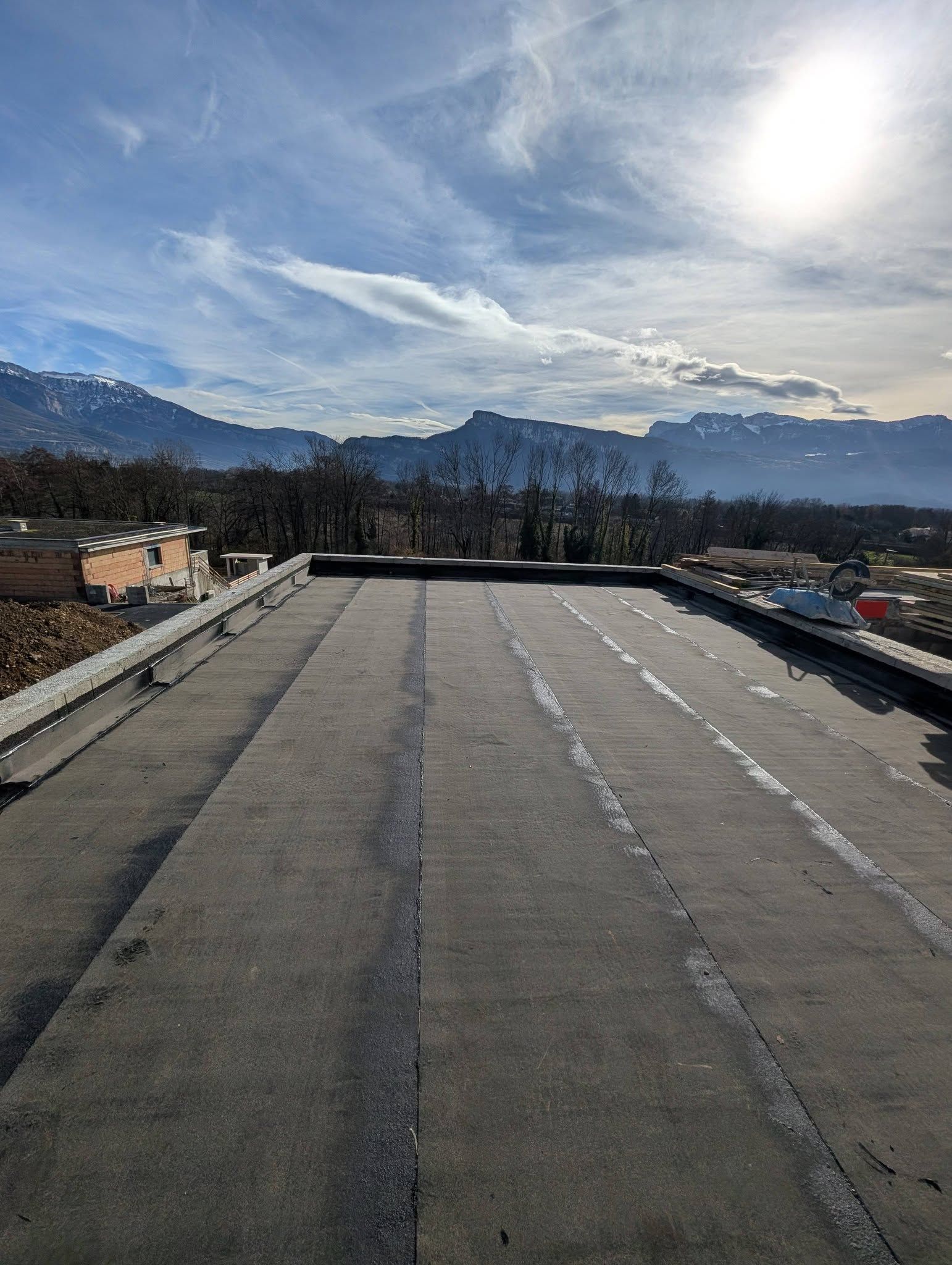 Une toiture plate étanche, avec une vue sur les montagnes.