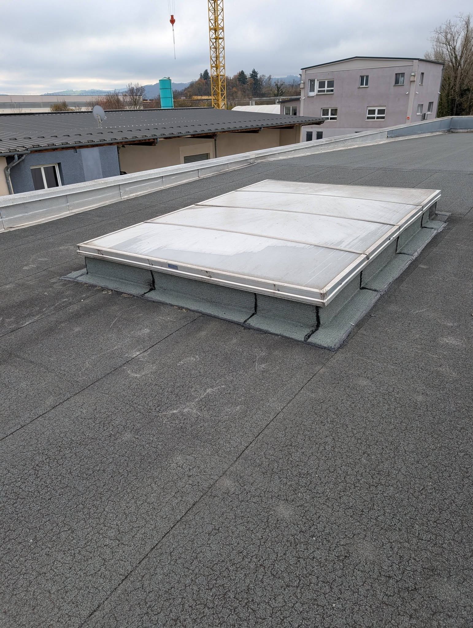 Un puits de lumière sur un toit-terrasse.