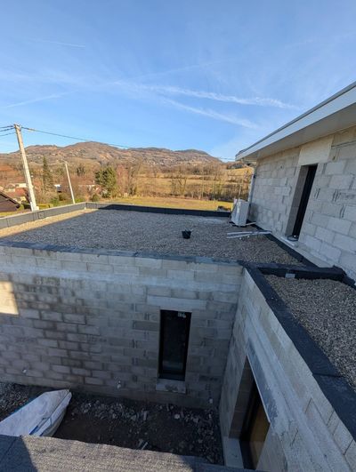 Une toiture-terrasse recouverte de graviers.