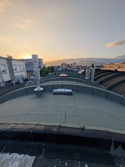 Une toiture voûtée protégée par une membrane d'étanchéité bitumineuse.