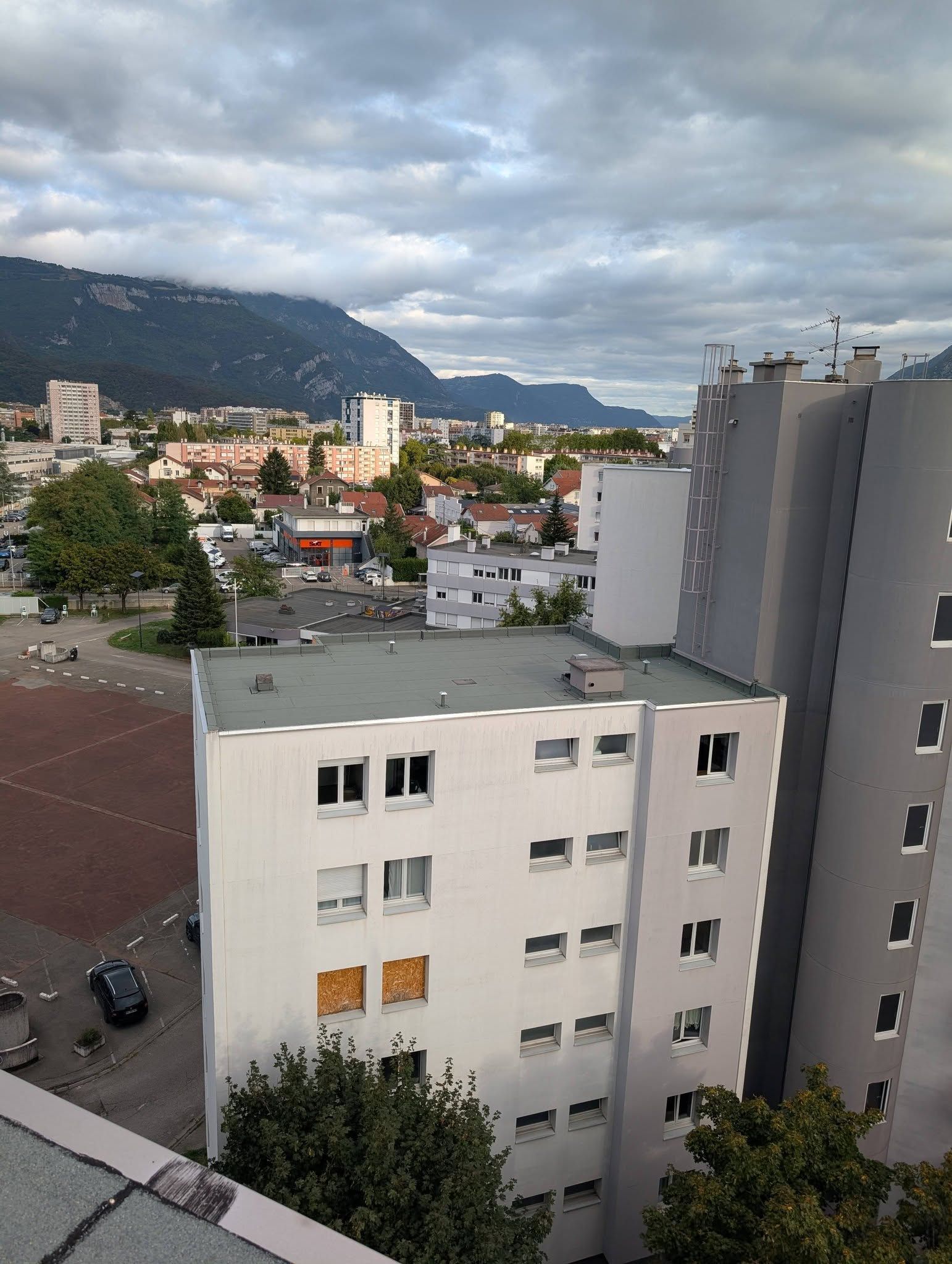 Vue de haut de la toiture-terrasse d'un immeuble de copropriété.