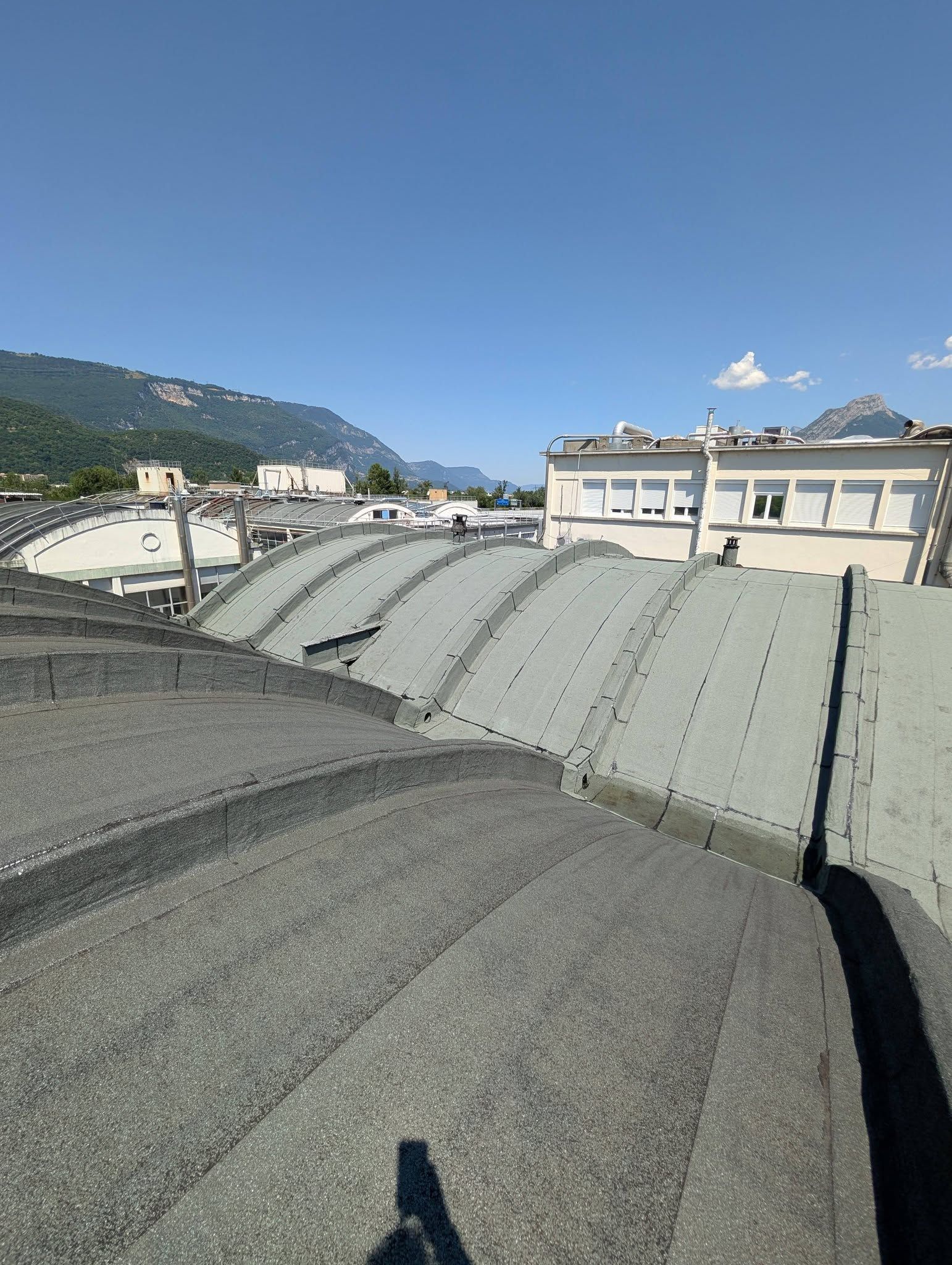 Des toitures voûtées en milieu urbain, recouvertes de bitume chauffé.