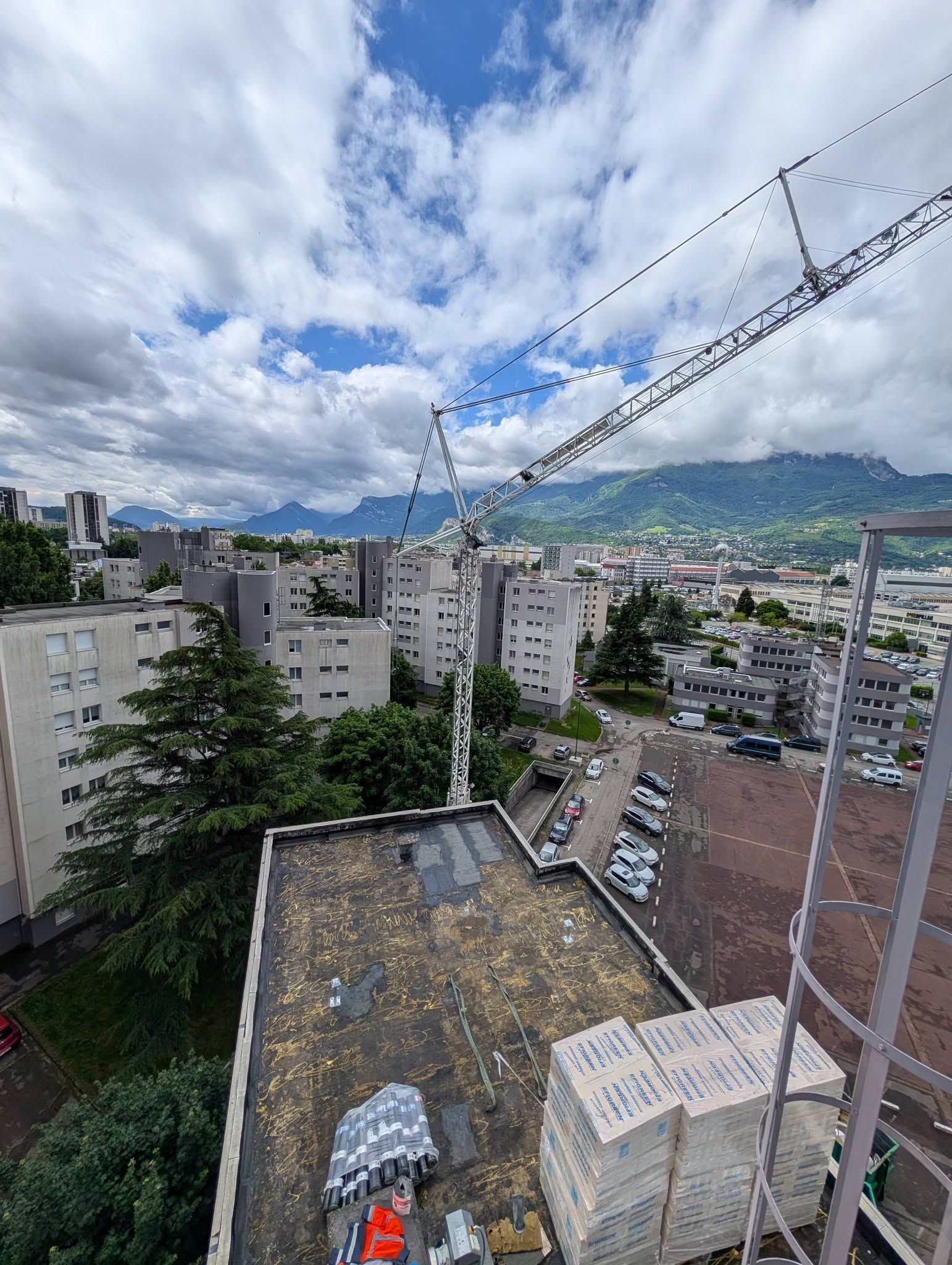 Vue de haut d'une toiture-terrasse en cours de rénovation.