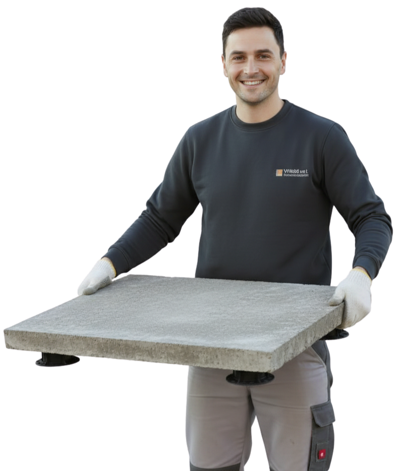 Un artisan souriant tient une dalle dans ses bras.