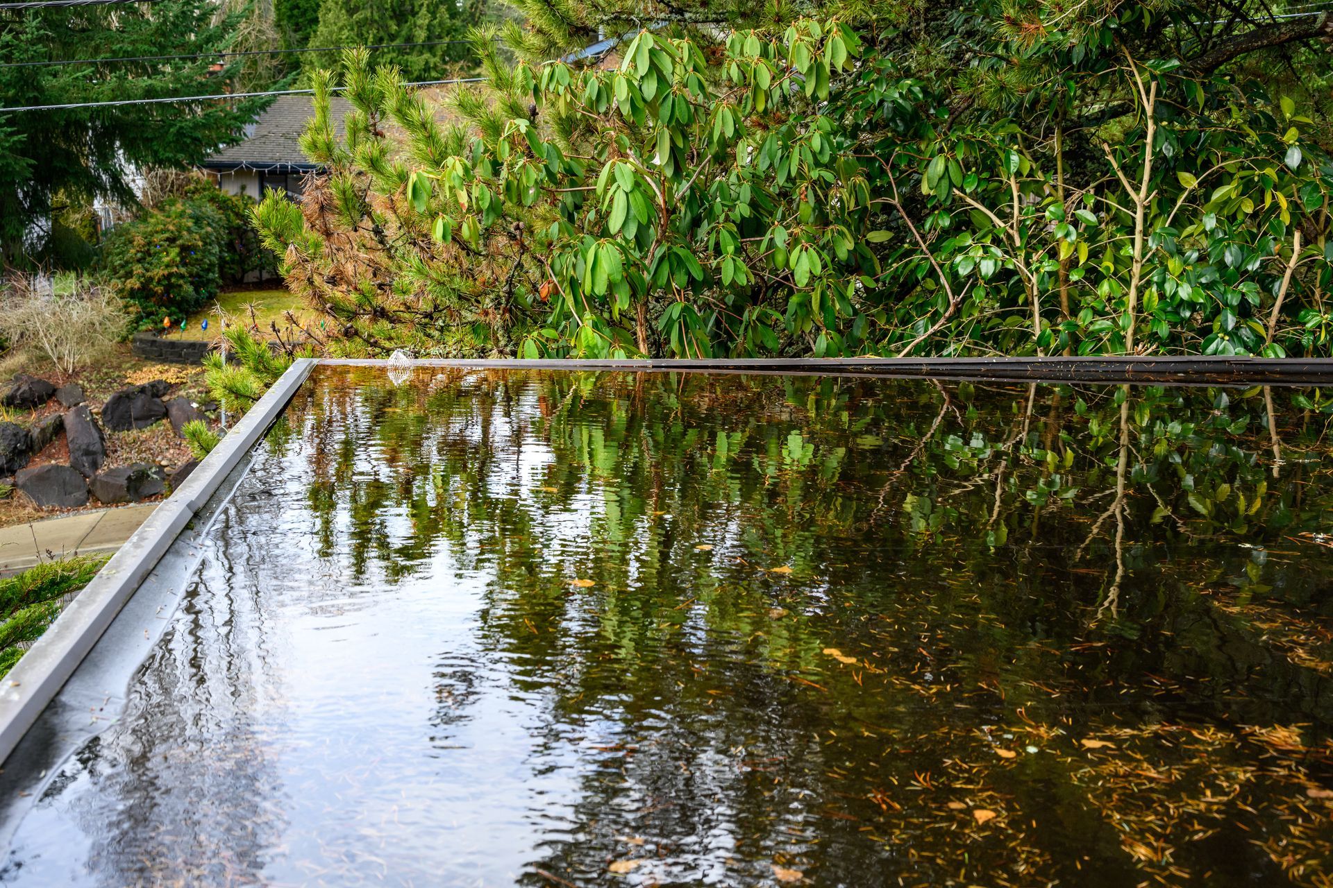 Une toiture plate inondée.
