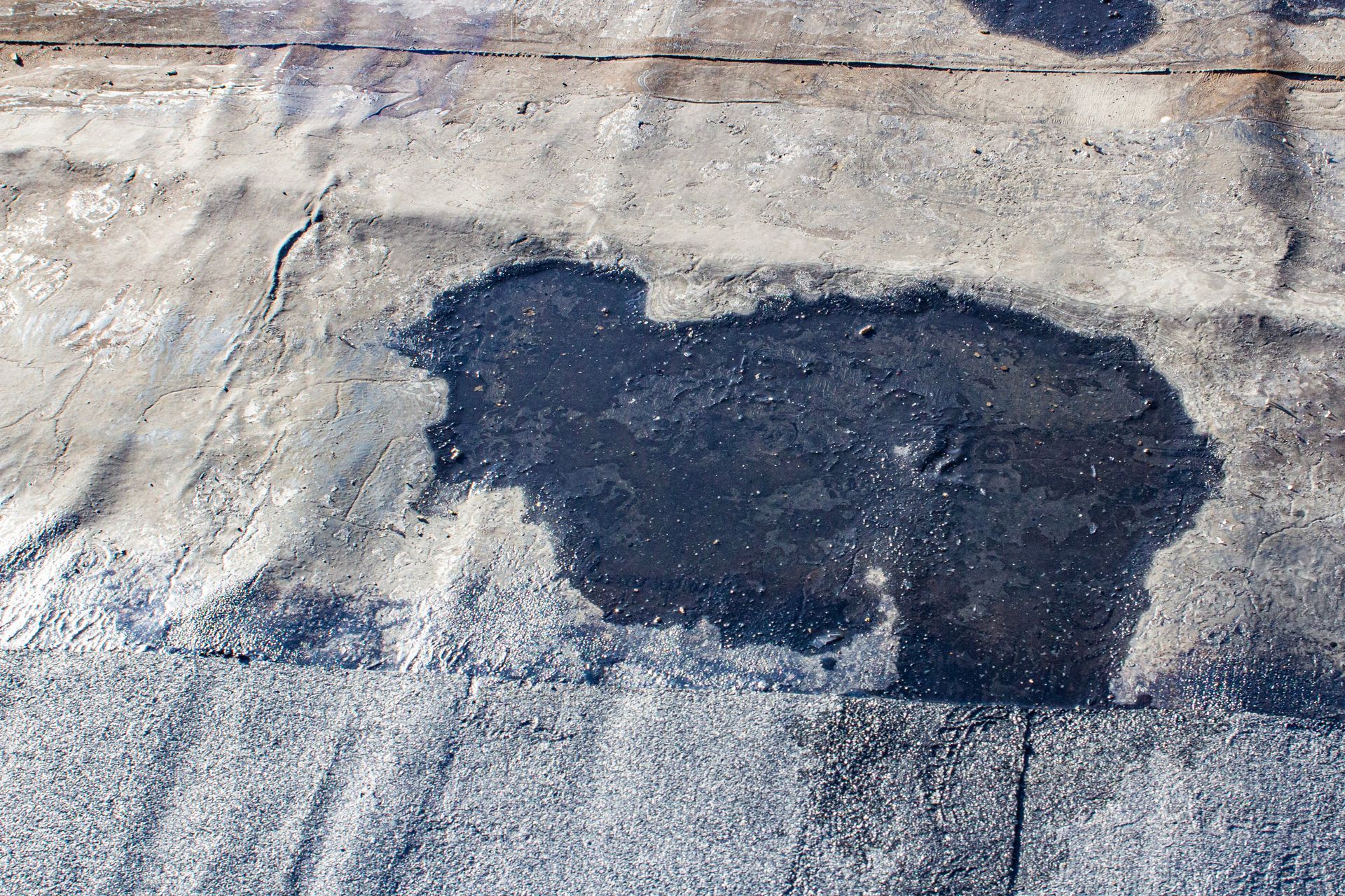 Une tache foncée et humide sur la surface d'un toit plat.