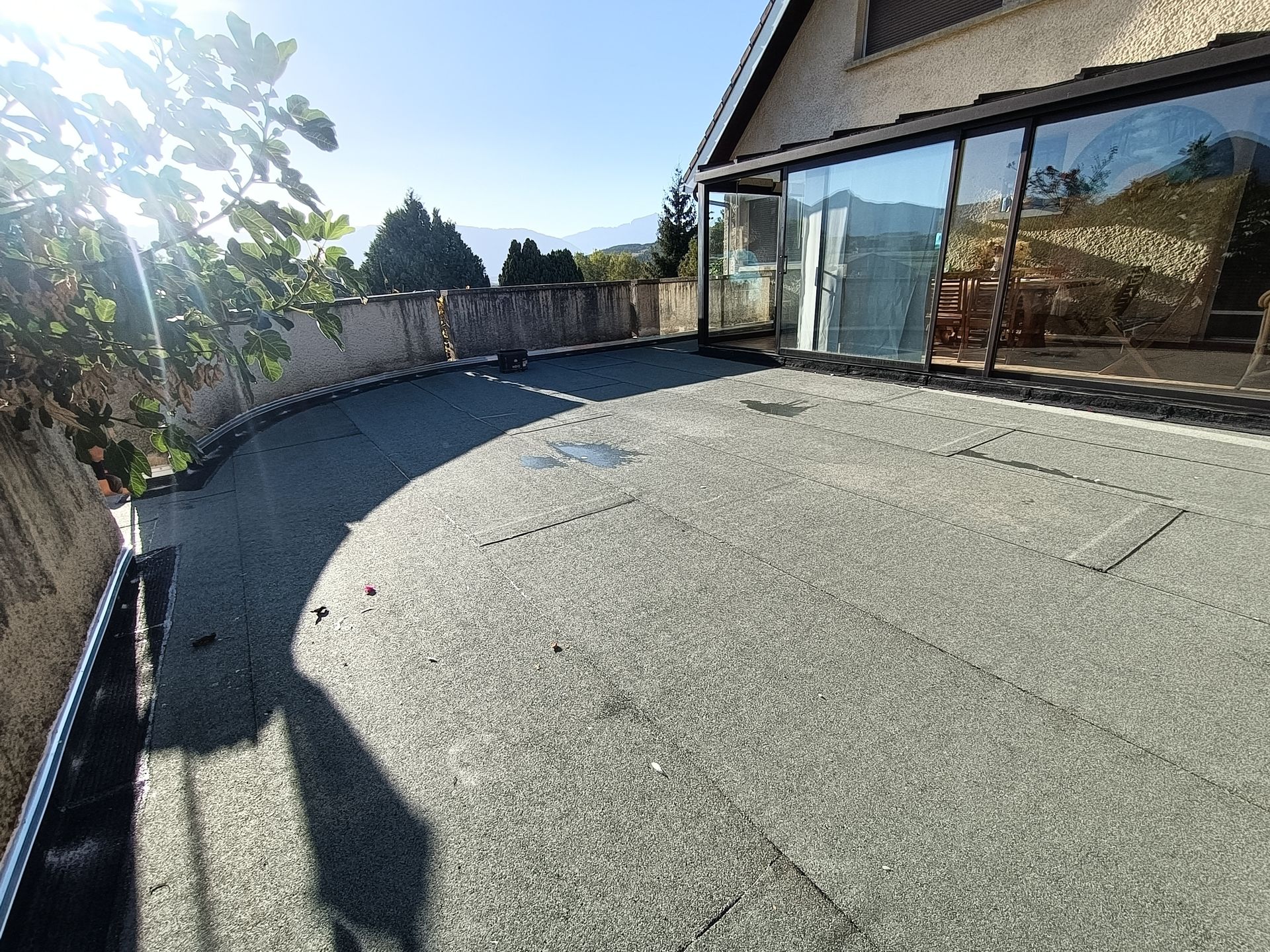 Un toit-terrasse avec un nouveau recouvrement  d'étanchéité.