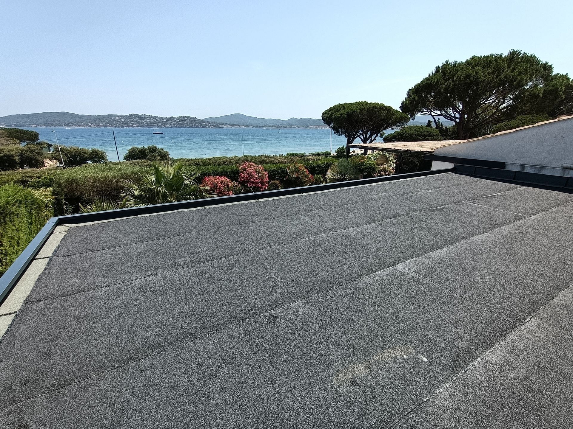 Un toit plat avec une vue sur la mer.