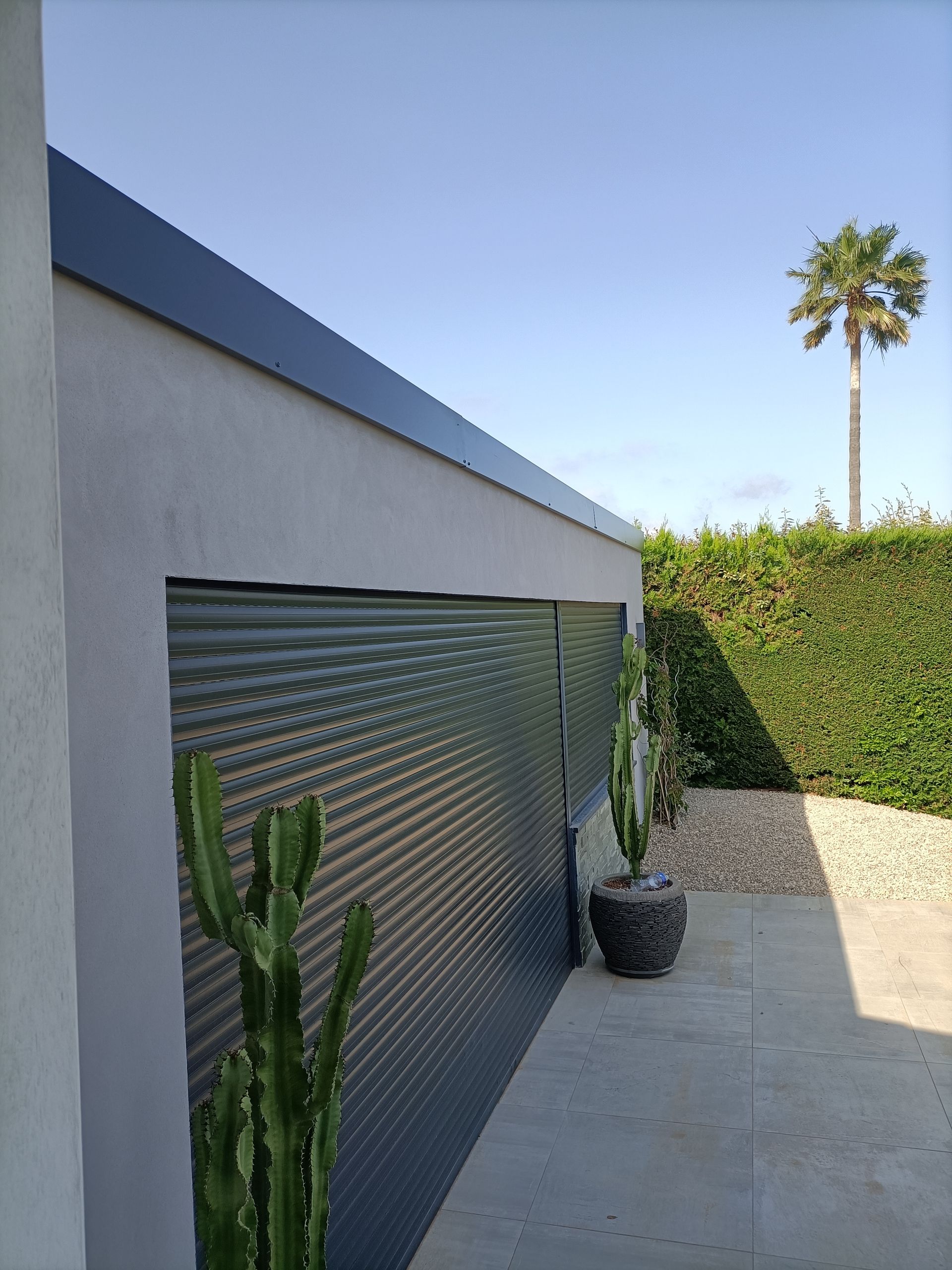 Une couvertine en aluminium installée sur une toiture plate.