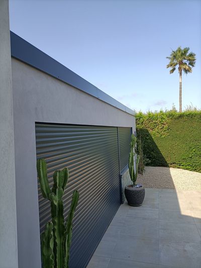 Vue d'extérieur d'un garage avec toit plat.