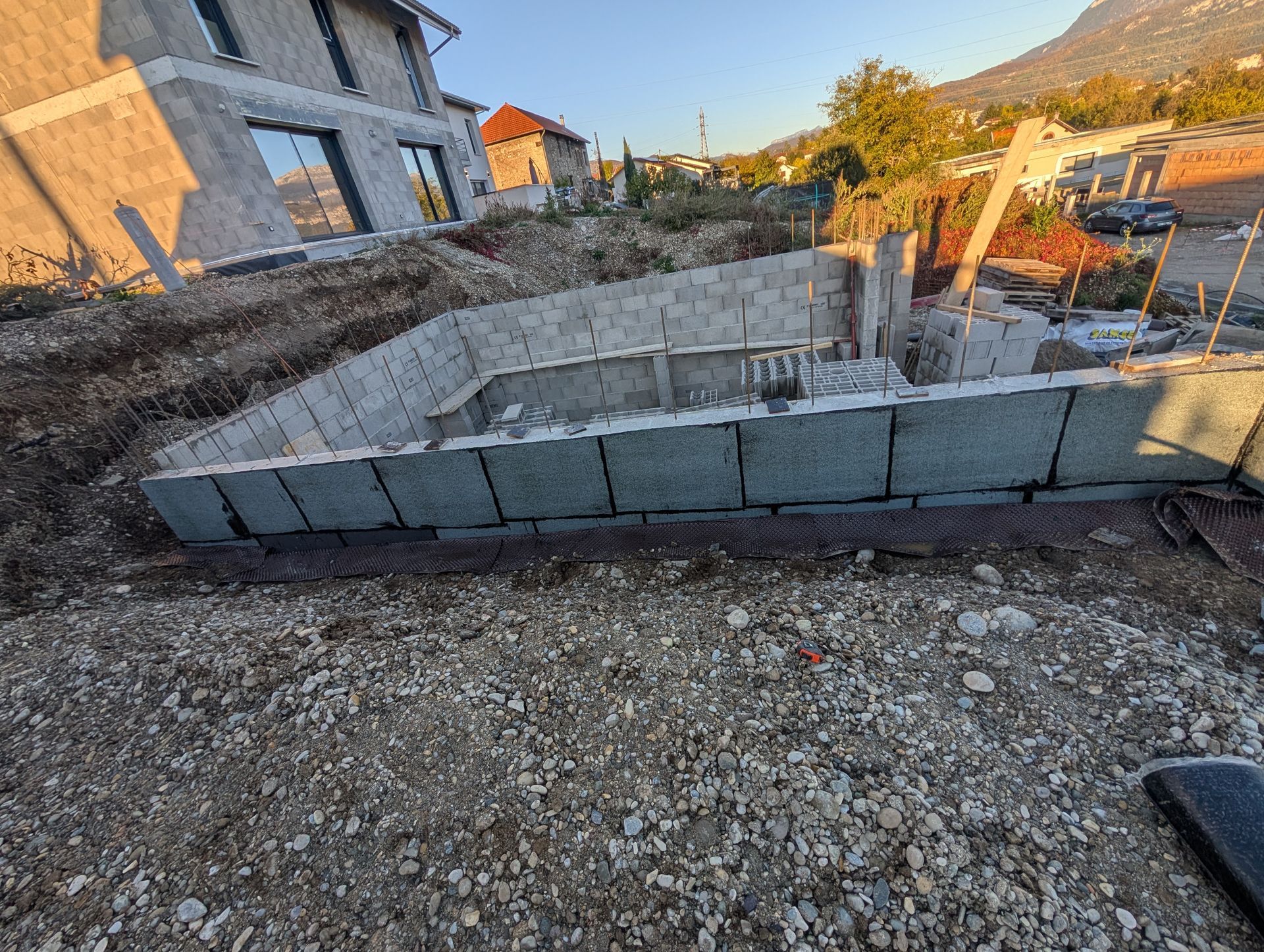 Fondations rectangulaires en béton pour une nouvelle structure en construction.