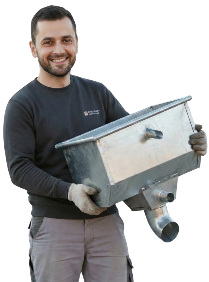 Un artisan souriant tient une boîte à eau.