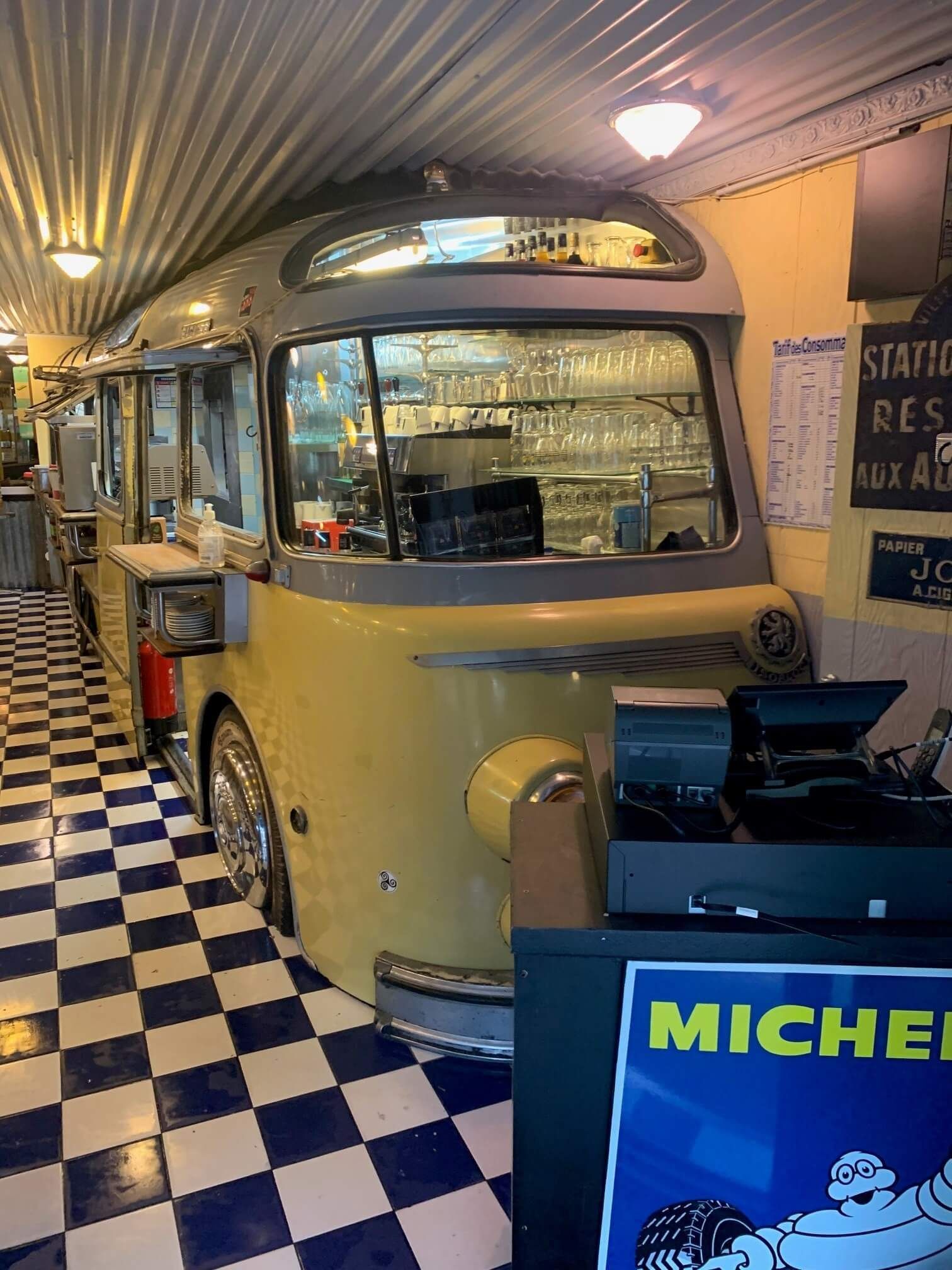 Un bus vintage jaune transformé en bar à l'intérieur.
