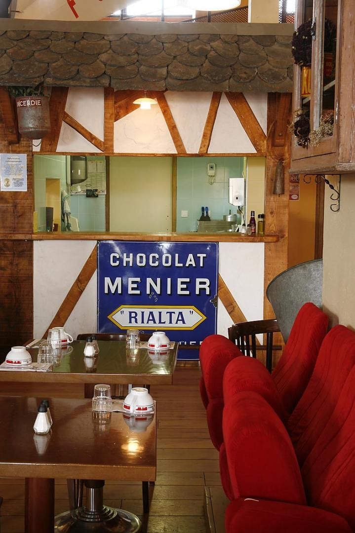 Intérieur d'un restaurant avec des sièges rouges.