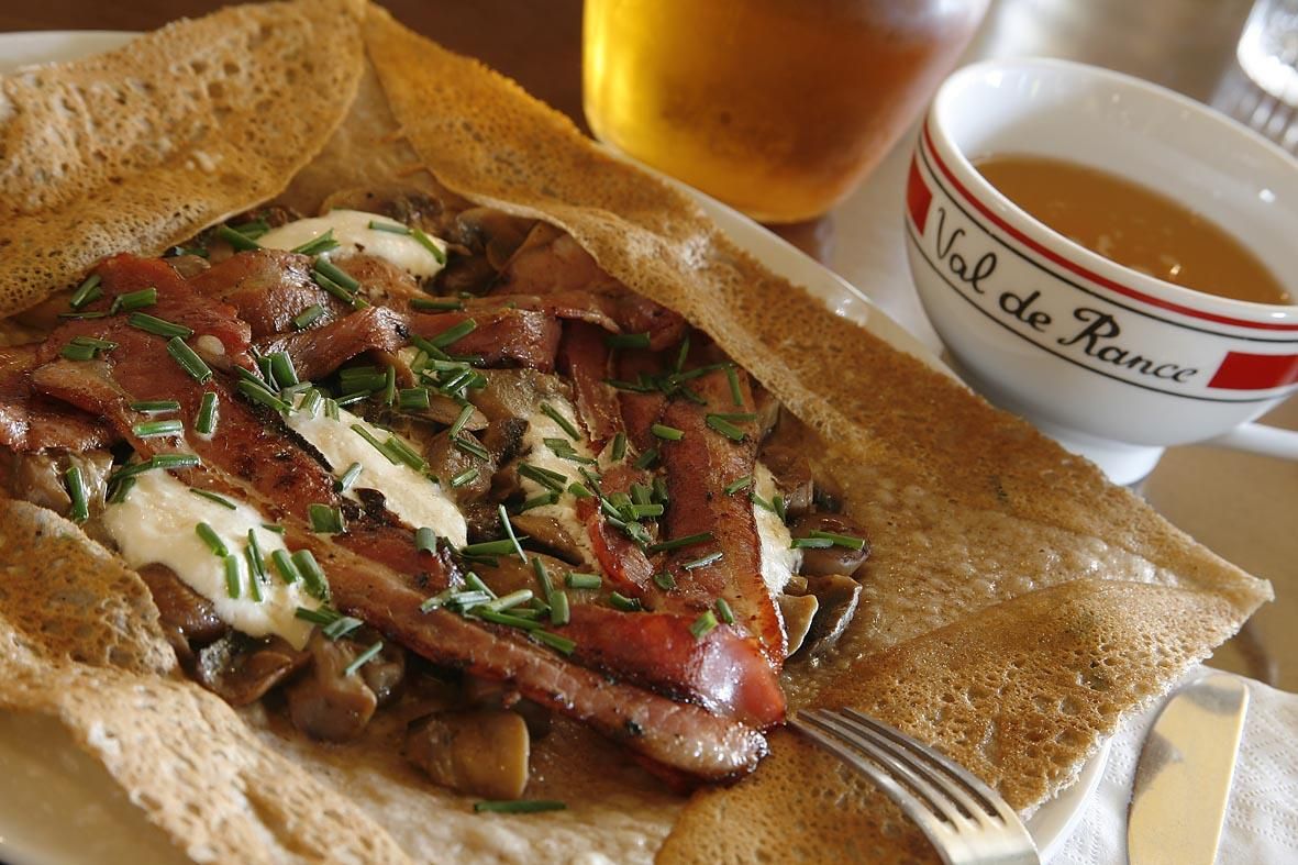 Crêpe salée avec une bolée de cidre