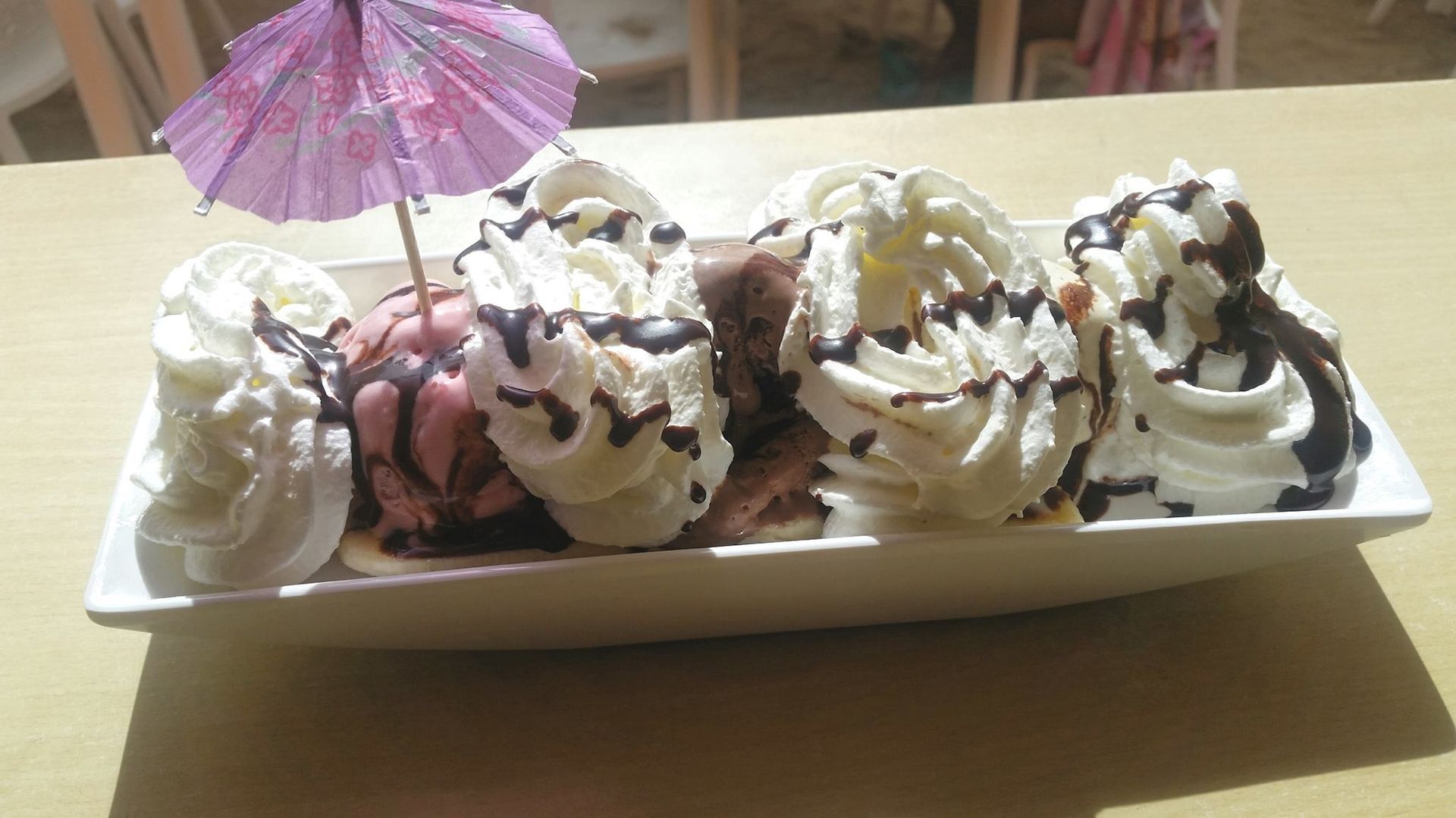 Dessert avec boules de glaces et chantilly.