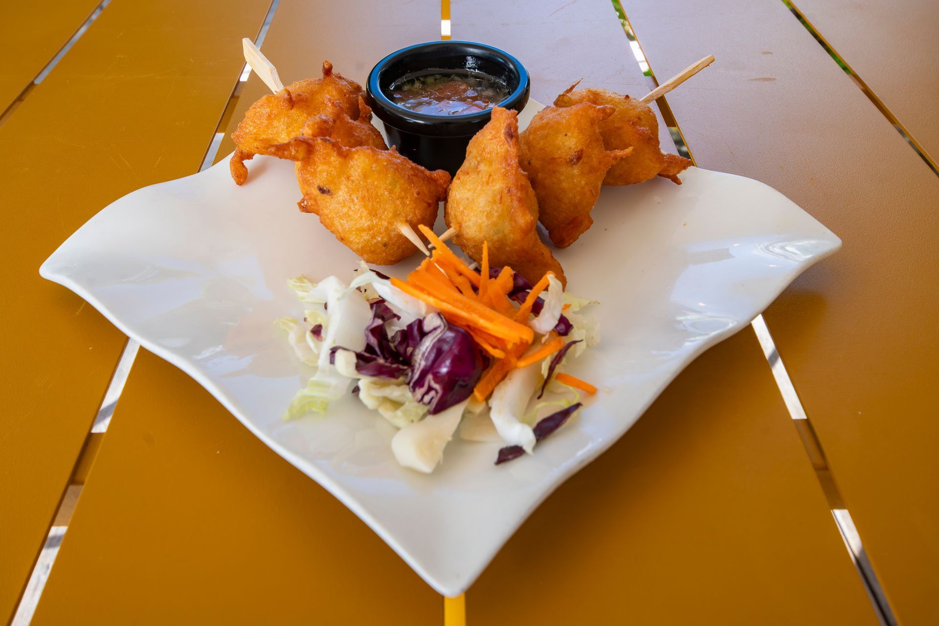 Assiette de tapas avec crudités et sauces.