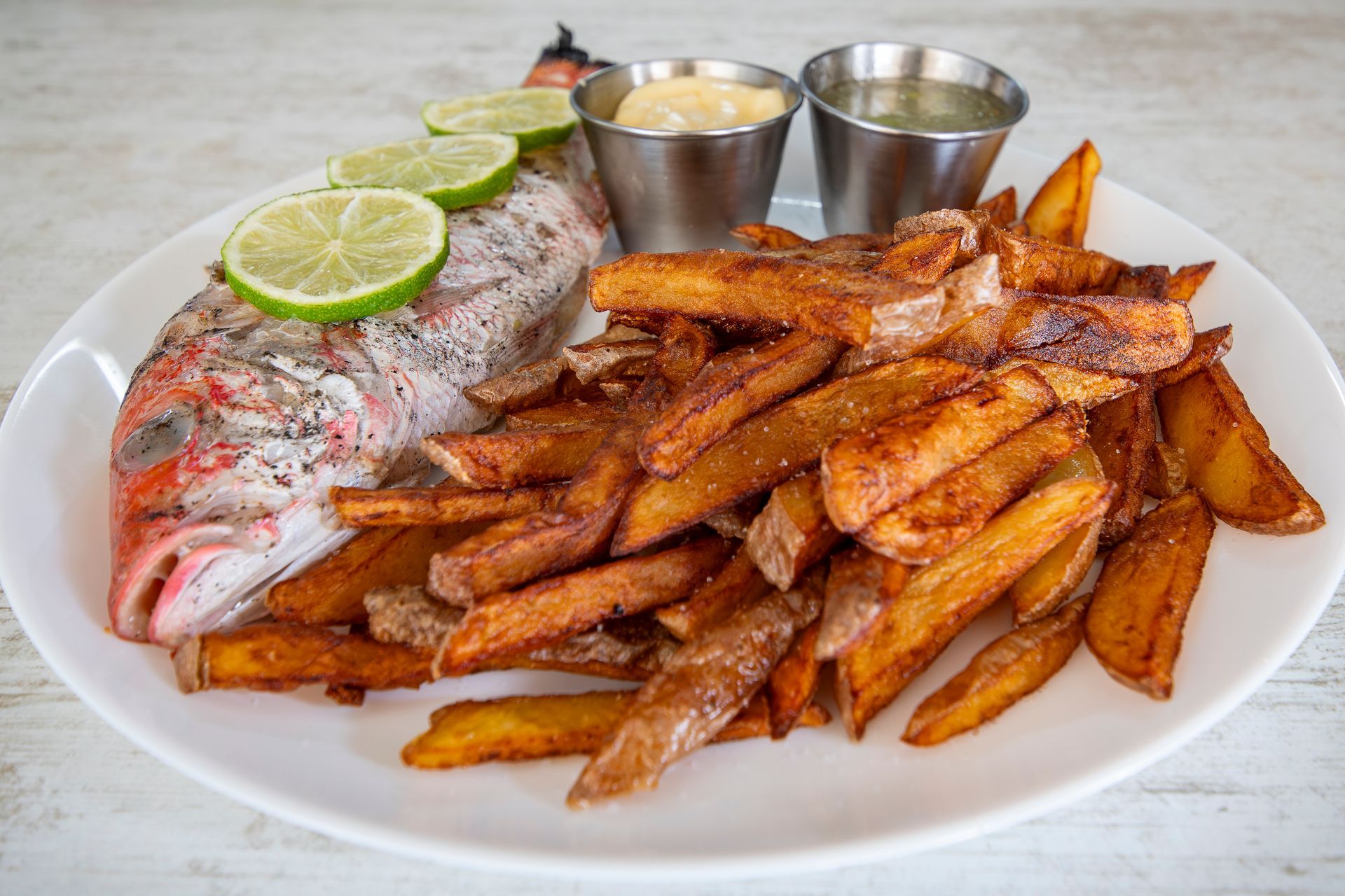 Assiette de poisson et ses frites.
