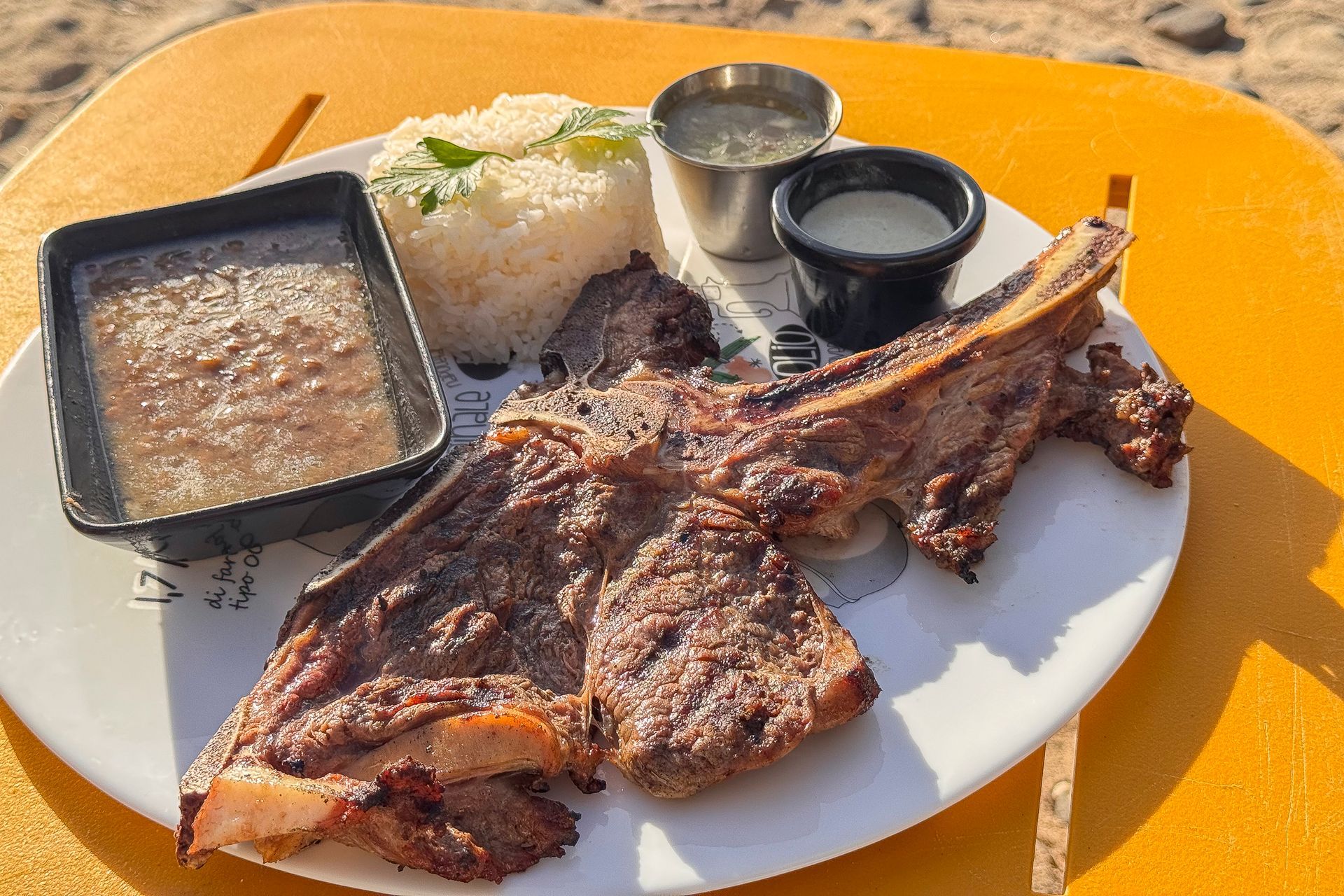 Plat de viande avec accompagnements et sauces.