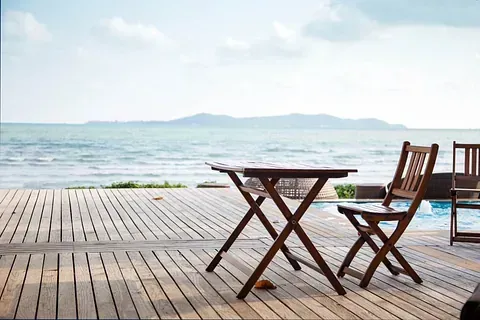 Tuoli ja pöytä laiturilla