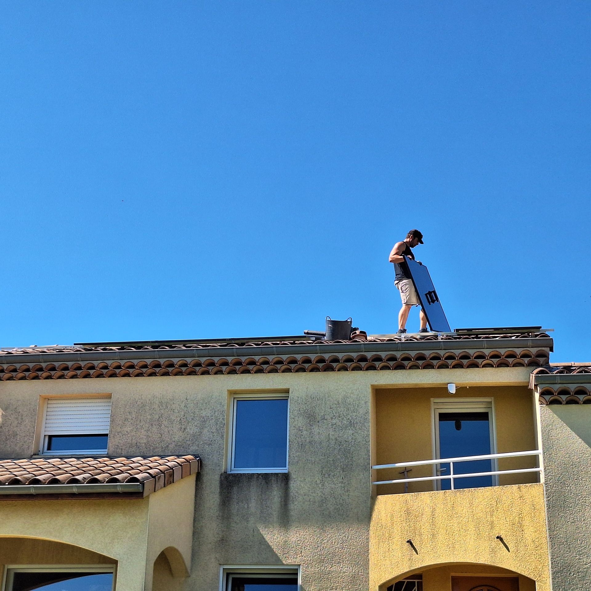 Pose de panneaux photovoltaïques.