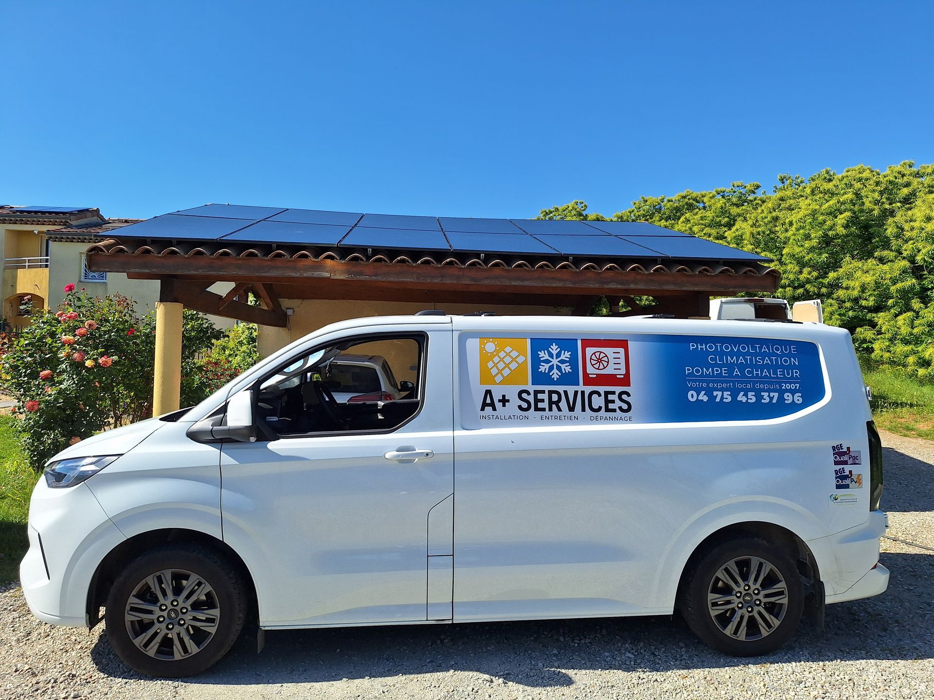 Camionnette de la société A+ Services stationnée devant des panneaux solaires.