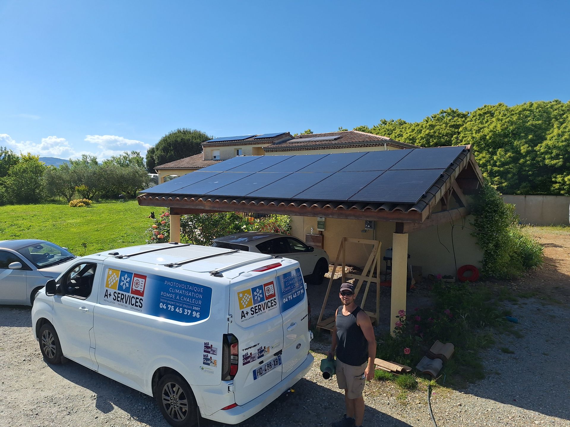 Panneaux photovoltaïques installés d'un carport avec une camionnette devant.